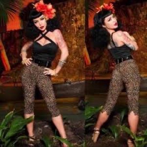 Pinup Couture Deadly Dames Capri Leopard Pants
